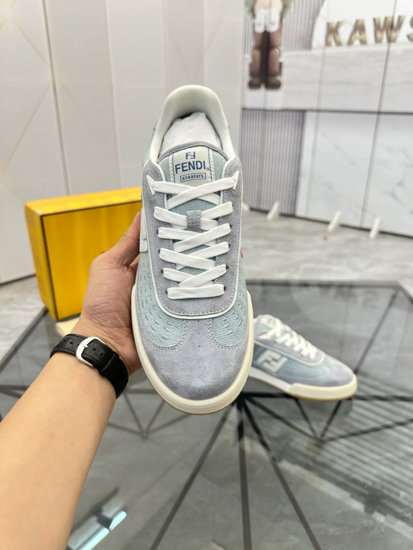 Selling men's shoes 💰: 💰P620¥ Top quality Product trademark: Fendi* "Fendi*" low-top casual shoes Regular size: 35-44 (can be customized to 38.45.46) Product material: imported first-layer nubuck leather upper, breathable lining, original outsole. No.:H208